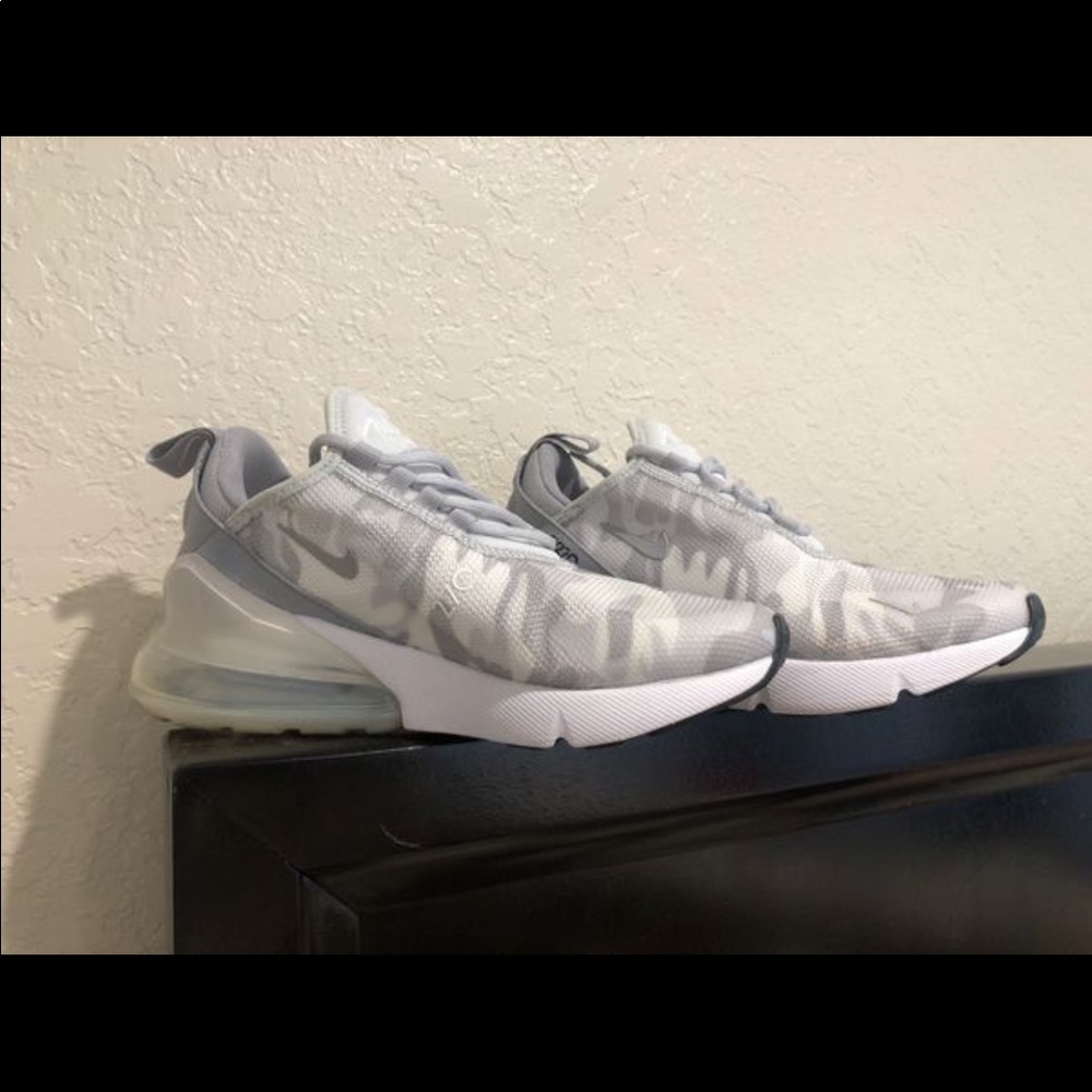 Women’s size 5 Nike Airmax 270